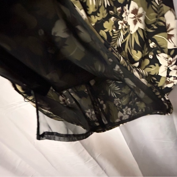 SKIRT by Morgan Taylor 100% silk outer. Lining polyester. - Picture 3 of 4